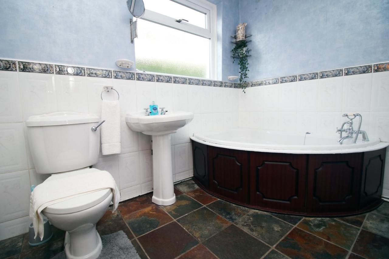 Becky'S Bungalow By Ty Sa -Spacious 4 Bed Bungalow Cardiff Extérieur photo